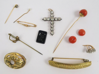 Vente aux enchères Ensemble de bijoux comprenant : une broche en or et petites perles, mo