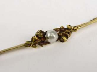 Vente aux enchères Broche barrette en or à décor de roses, ornée d'une perle baroque. Poi