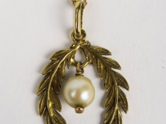 Vente aux enchères Chaine en or retenant un pendentif en or patiné figurant une couronne 