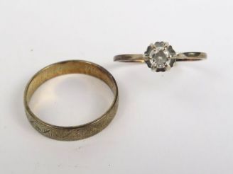 Vente aux enchères Alliance en or et bague ornée d'une pierre blanche, monture en or. Poi