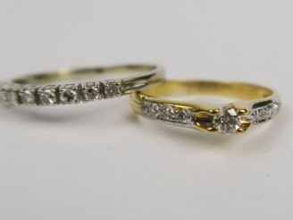 Vente aux enchères Bague en or, sertie d'un brillant et de petites roses. On y joint une 