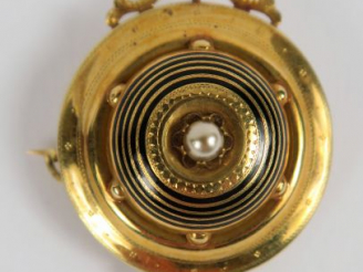Vente aux enchères Broche Napoléon III en or, en partie émaillée, ornée d’une perle en so