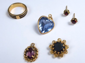 Vente aux enchères Ensemble de bijoux, montures en or et pierres de couleurs. Poids tel :