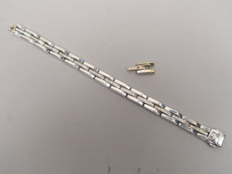 Vente aux enchères Bracelet articulé en or blanc, orné d'une ligne de brillants. On y joi