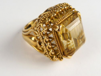 Vente aux enchères Bague en or ornée d'une citrine, monture en or. Poids tel : 16,2 g