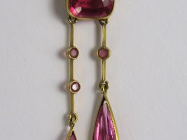 Vente aux enchères Collier en or et pierres roses en chute.  Poids tel : 9 g (une pierre 