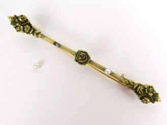 Vente aux enchères Broche barrette en or, figurant des roses, ornées de deux demi-perles.