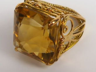 Vente aux enchères Bague en or ornée d'une citrine. Belle monture ajourée. Poids tel : 13