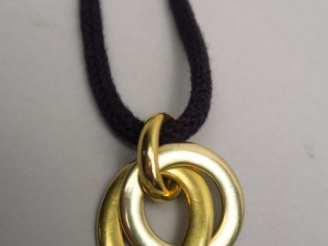 Vente aux enchères POMELATTO. Pendentif en or, trois anneaux. Signé. Poids : 29,5 g. Avec