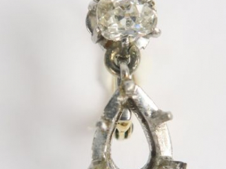 Vente aux enchères Boucle d’oreille sertie d’un diamant taille ancienne (égrisures)