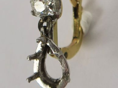 Boucle d’oreille sertie d’un diamant taille ancienne (égrisures)