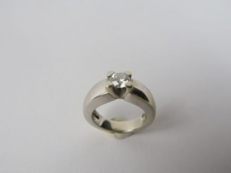 Vente aux enchères Solitaire, taille moderne de 0,66 carats environ, avec son certificat.