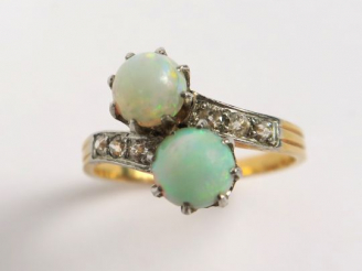 Vente aux enchères Bague en or, ornée de deux opales en cabochon, la monture sertie de ro