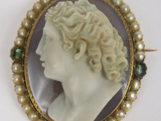 Vente aux enchères Broche camée Napoléon III sur pierre dure représentant le profil d’un 