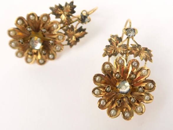 Pendants d'oreilles en or 14 carats ornés de perles et d'imitations de