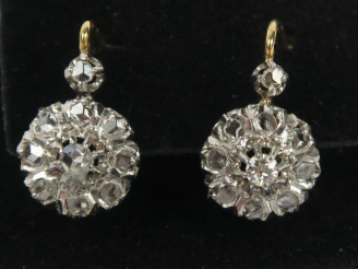 Vente aux enchères Paire de pendants d'oreilles en or, ornés de diamants taillés en rose.