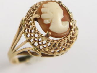 Vente aux enchères Bague ornée d'un camée, monture en or ajourée. Poids tel : 3,3 g