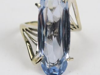 Vente aux enchères Bague ornée d'une grande topaze bleue, sur une monture originale en or
