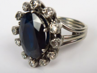 Vente aux enchères Bague en or, ornée d'un saphir dans un entourage de brillants sertis c