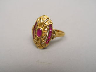 Vente aux enchères Bague en or, ornée d'un rubis central, de petites roses et de rubis ca