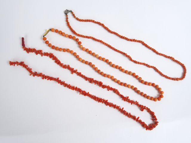 3 différents colliers de corail, dont un fermoir en or. (un accidenté)