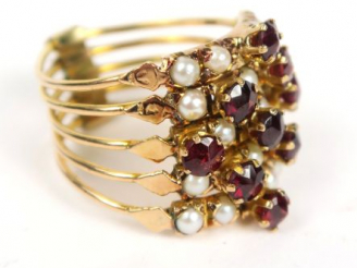 Vente aux enchères Bague dite 'bague de Harem' en or 14 carats, ornée de demi-perles et d