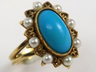 Vente aux enchères Bague en or, ornée d'une turquoise dans un entourage de perles. Poids 