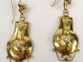 Vente aux enchères Paire de pendants d'oreilles Napoléon III en or 14 carats et perles. P
