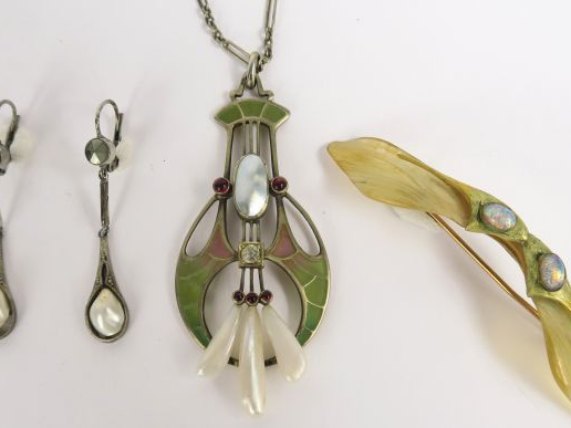 Pendentif Art Nouveau en argent, émail, nacre et pierres à l’imitation