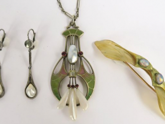 Vente aux enchères Pendentif Art Nouveau en argent, émail, nacre et pierres à l’imitation