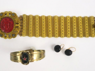 Vente aux enchères Bracelet Napoléon III en pomponne, médaille ajourée orné d’un camée fi