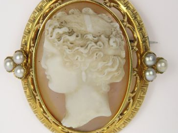 Broche camée sur pierre dure représentant un profil de jeune femme à l