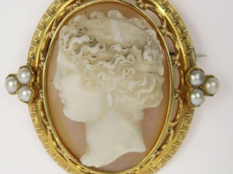 Vente aux enchères Broche camée sur pierre dure représentant un profil de jeune femme à l