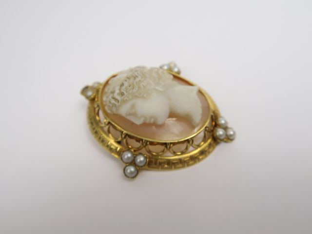 Broche camée sur pierre dure représentant un profil de jeune femme à l