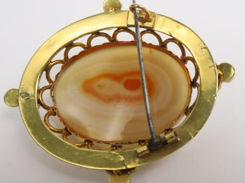 Broche camée sur pierre dure représentant un profil de jeune femme à l