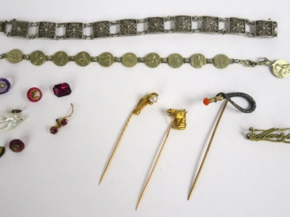 Vente aux enchères Deux bracelets en argent. Poids 22 g, et broche en métal doré gravé du