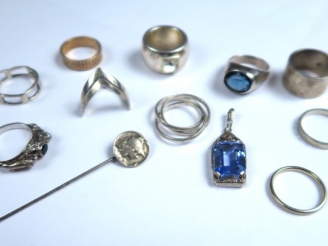 Vente aux enchères Ensemble de bijoux en argent et pierres fantaisie. Poids tel : 55,5 g