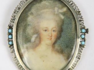 Vente aux enchères Broche en argent ornée d'une miniature figurant un portrait de femme d