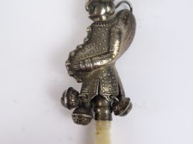 Vente aux enchères Hochet siffleur XIXe en argent, figurant polichinelle. Retenant quatre