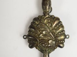 Partie supérieure de hochet siffleur  XIXe en argent repoussé, à décor