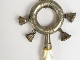 Hochet siffleur XIXe en argent ciselé à décor de fleurs, retenant quat