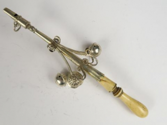 Vente aux enchères Hochet siffleur  XIXe en argent, retenant trois grelots (en manque un)