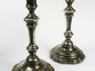 Vente aux enchères Deux bougeoirs en argent XVIIIe. Paris.  Poids : 1240 g