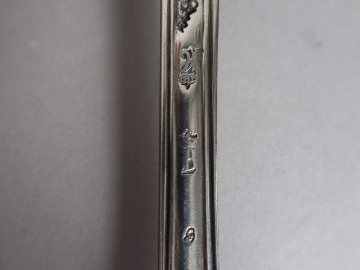 Saupoudreuse en argent XVIIIe. Longeur : 20,5 cm. Poids 88 g