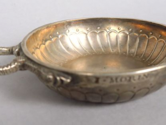 Vente aux enchères Taste vin en argent XVIIIe, prise en forme de serpent. Gravé I. Morin.