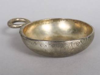 Vente aux enchères Taste vin en argent XVIIIe, prise en forme de serpent stylisé. Gravé. 