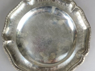 Vente aux enchères Plat rond en argent à décor de palmettes, monogrammé dans un cartouche