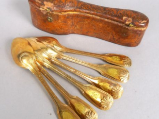 Vente aux enchères Suite de 6 cuillères en vermeil, monogrammées, dans un étui en cuir XV