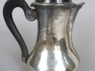 Vente aux enchères Verseuse marabout début XIXe en argent, poinçon Vieillard, manche en b