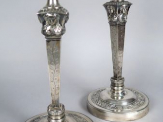 Vente aux enchères Paire de bougeoirs XIXe en argent, poinçon Vieillard, à décor de buste